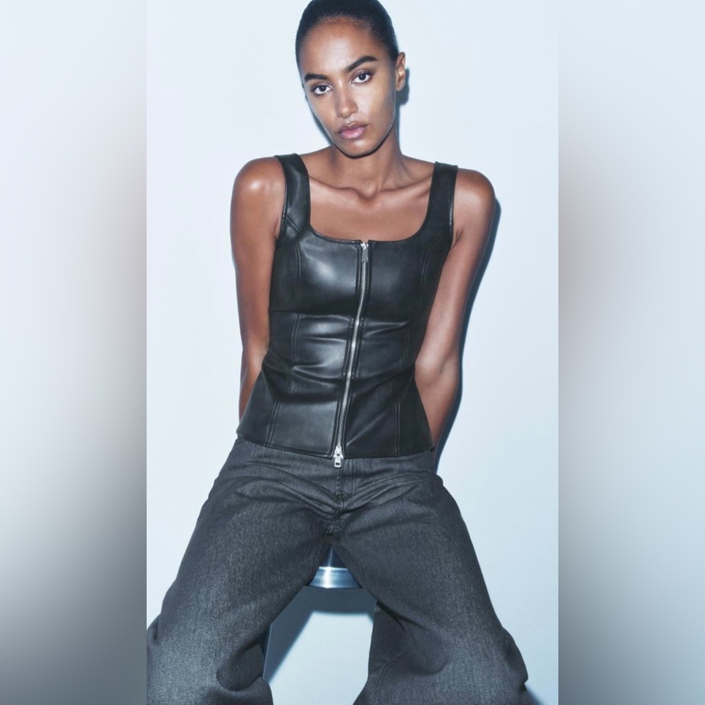 ✨HOST PICK✨Faux leather zippered top
